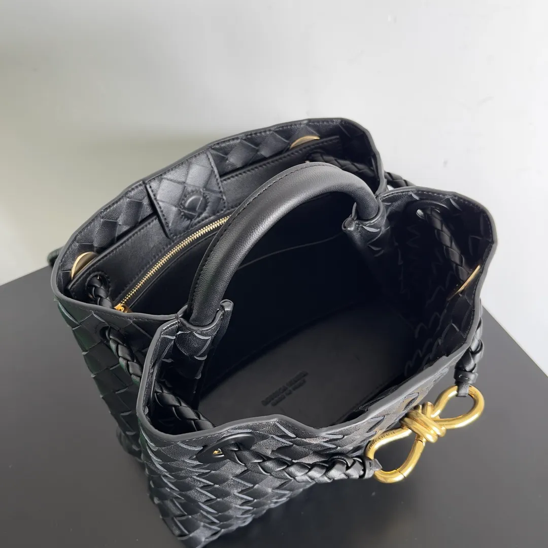 The 2023 new Andiamo batch of 1860 BV has been shipped‼ ️Really popular🔥The new Andiamo woven handbag launched by Bottega Veneta this season is really popular all over the world! ! Celebrities at home and abroad have worn it, and Oscar-winning actress Michelle Yeoh has taken it out on the street. Song Jia, Trai Yara, Yu Feihong, Sanji Ayaka, Rosie Hunting-Whiteley, Yoshioka Riho, etc. have all picked up this bag. It is classic and versatile, showing off its temperament, and the bag capacity is also large, which is very convenient for daily commuting! ! A variety of carrying methods, the shoulder straps can be adjusted by yourself, the original lambskin feels soft and delicate, and the neutral style is made to break gender boundaries and bring a more practical and longer-lasting use experience. Andiamo, which has both elegant and casual styles, perfectly interprets the true appearance of "fashionable old money style". Style number: 743568 Size: 25*22*10.5cm